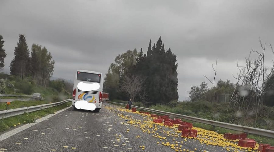 A18, camion disperde limoni sulla carreggiata