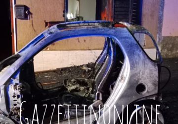 Aci Castello, incendio auto nella notte. Una donna intossicata