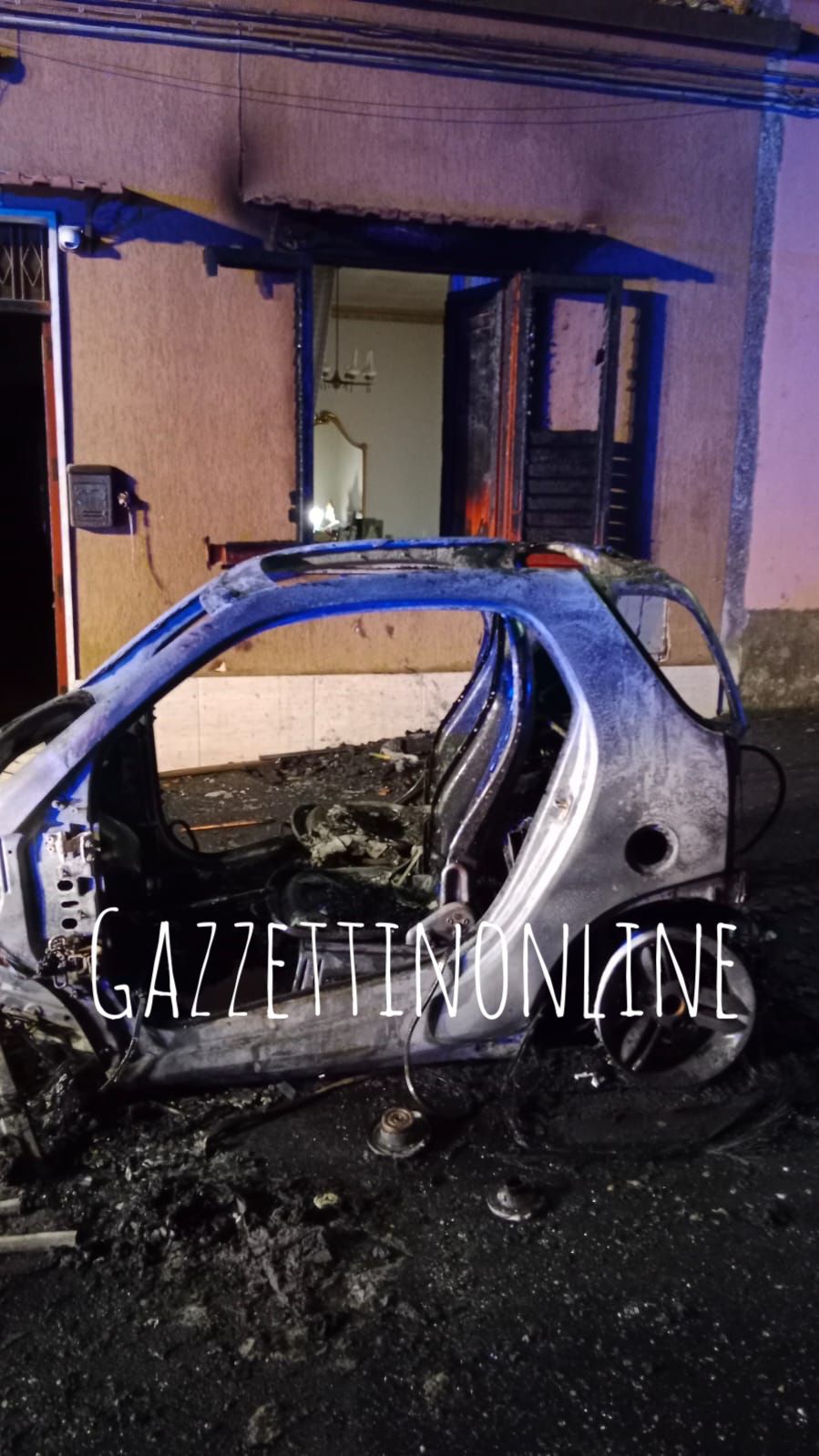 Aci Castello, incendio auto nella notte. Una donna intossicata