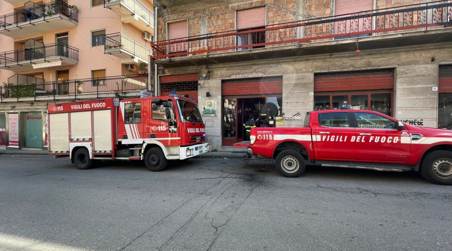 Giarre, principio di incendio in un negozio di lampadari VIDEO