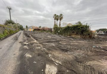 Giarre, avviati interventi rimozione cenere. Installata telecamera a Trepunti contro le discariche