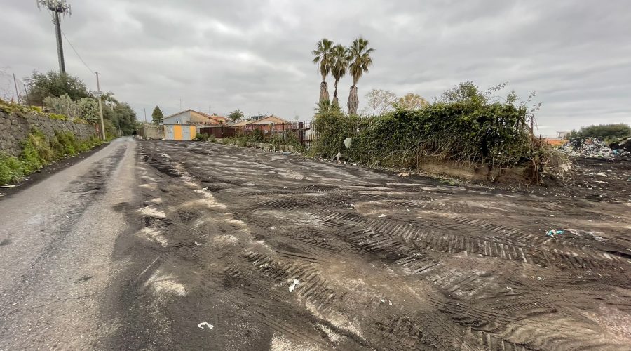 Giarre, avviati interventi rimozione cenere. Installata telecamera a Trepunti contro le discariche