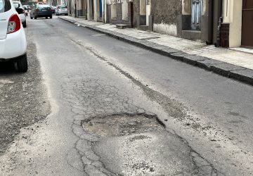 Giarre, troppe strade ancora costellate dalle buche. Interventi insufficienti