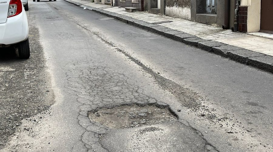 Giarre, troppe strade ancora costellate dalle buche. Interventi insufficienti