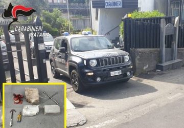 Ruba le ruote e poi cerca di rimontarle perch&eacute; stanno arrivando i carabinieri: denunciato