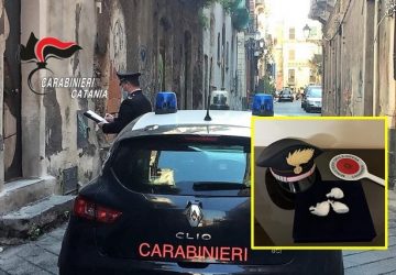 Beccata sull&rsquo;uscio di casa con la cocaina: arrestata nonnina