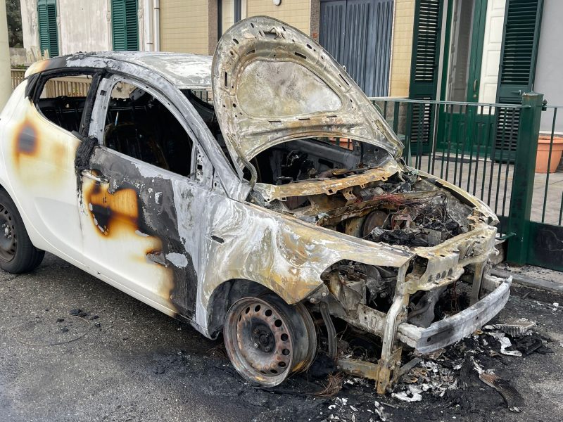 Riposto, incendio auto sul lungomare di Torre Archirafi