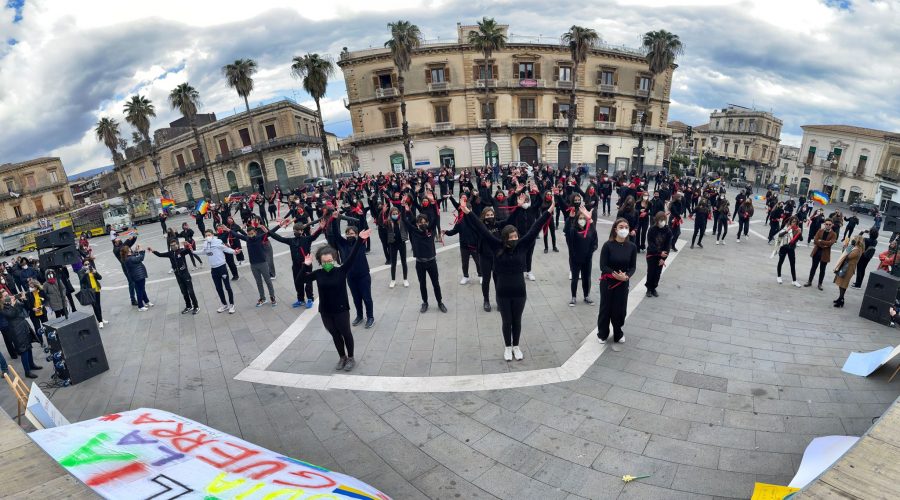 Giarre, flash mob in piazza Duomo: colori musica e messaggi di Pace VIDEO