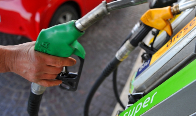 Sciopero autotrasportatori: lunghe file davanti ai distributori di benzina. Sciopero bocciato.