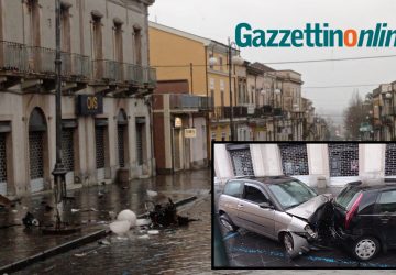 Giarre, auto si schianta contro un palo e poi su auto in sosta