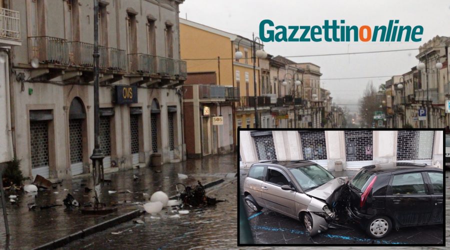 Giarre, auto si schianta contro un palo e poi su auto in sosta