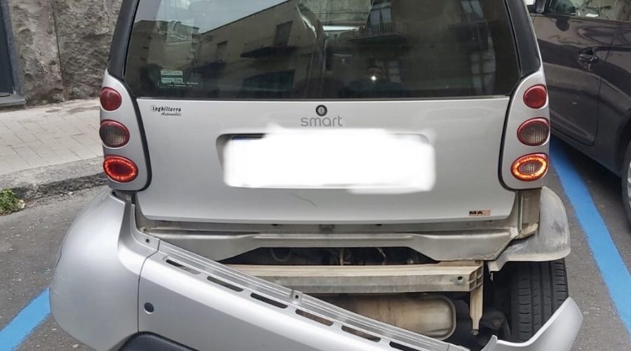 Sorpreso a rubare paraurti e catalizzatore di una Smart: arrestato