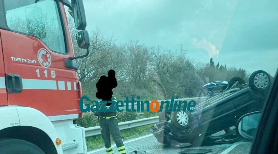 A18, incidente autonomo tra Acireale e Giarre: auto si ribalta