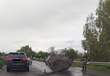 Masso cade da Tir, rallentata circolazione su A18