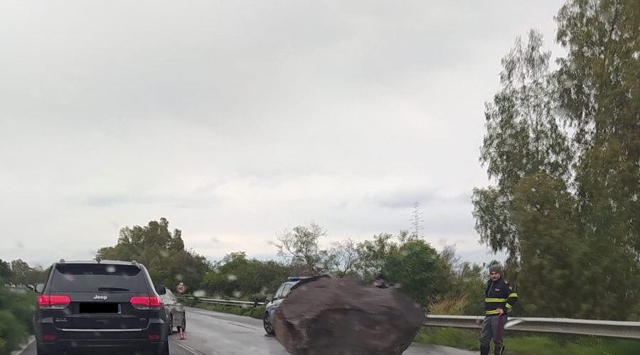 Masso cade da Tir, rallentata circolazione su A18