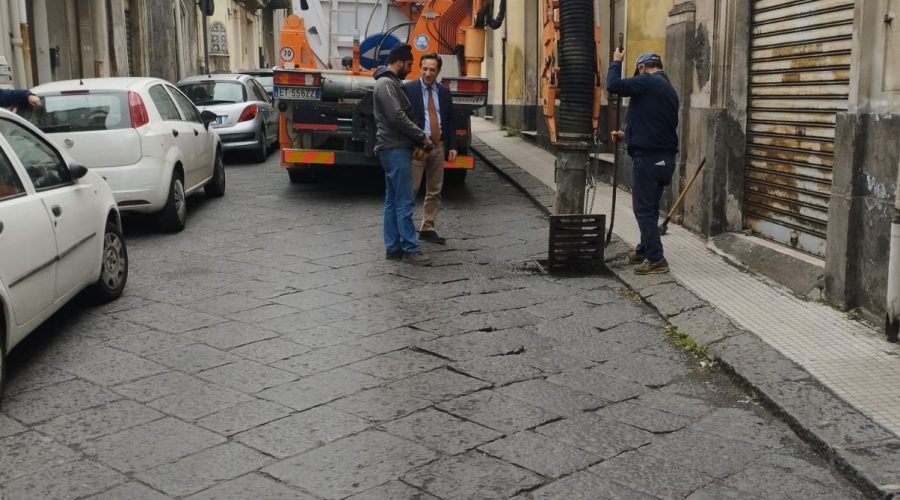 Giarre, partita la bonifica di un gruppo di caditoie. Priorità alle griglie del centro