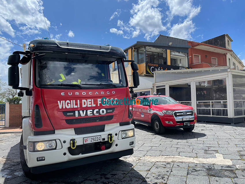 Riposto, si surriscalda il piano cottura della cucina di un ristorante. Intervento dei Vigili del fuoco