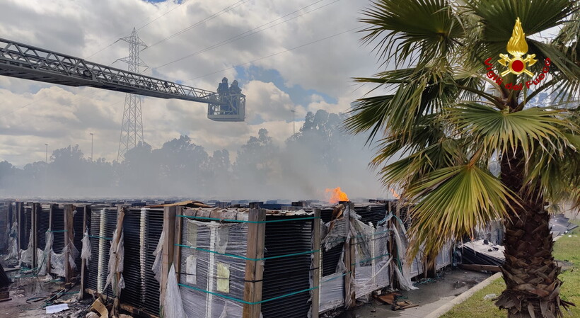 A fuoco pannelli solari interporto di Catania