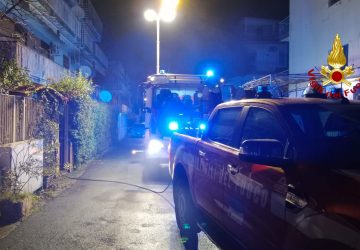 Paura ad Aci Castello, a fuoco tettoia di alcuni posti auto