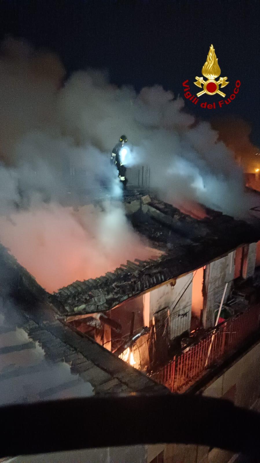 Zafferana Etnea, fiamme in appartamento al terzo piano