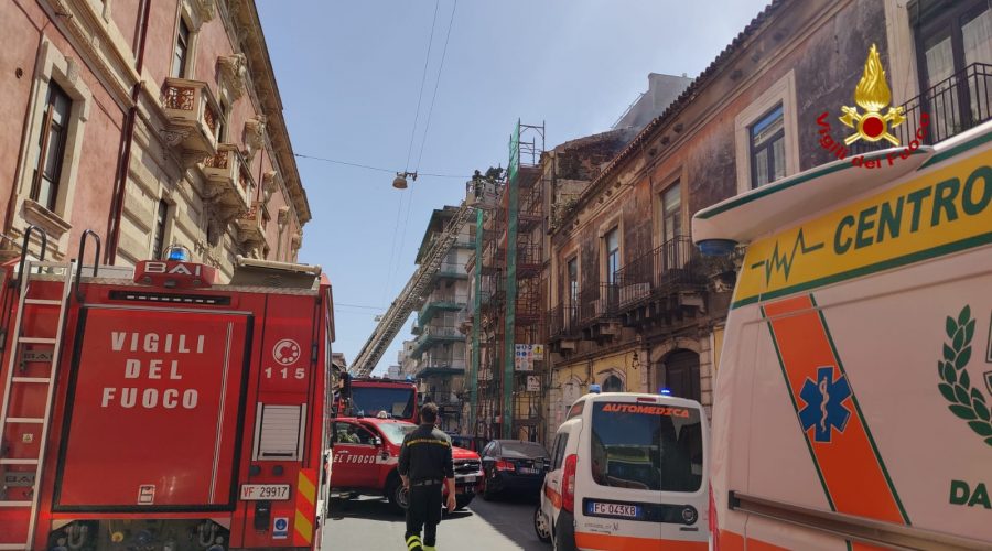 Catania, appartamento in via Vittorio Emanuele in fiamme