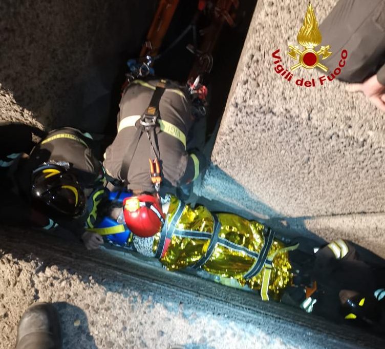 Giovane donna scivola tra i blocchi frangiflutti del Porto di Catania 