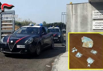 Tenta disperatamente di chiudere la porta in faccia ai Carabinieri: arrestato con la droga in cucina