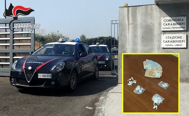 Tenta disperatamente di chiudere la porta in faccia ai Carabinieri: arrestato con la droga in cucina