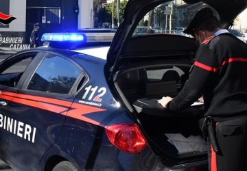 Tenta di rubare i cerchi da un&rsquo;auto: denunciato 30enne