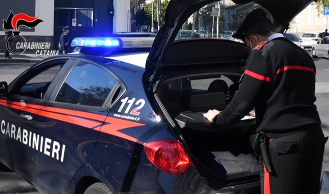 Tenta di rubare i cerchi da un’auto: denunciato 30enne