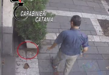 Disseminava pezzi di wurstel &ldquo;imbottiti&rdquo; di ami e chiodi per uccidere i cani: denunciato VIDEO