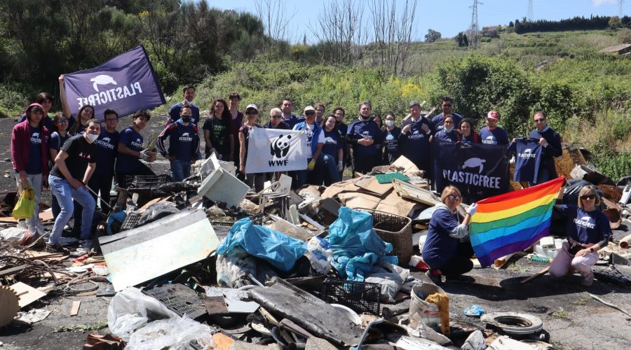 Plastic free ripulisce un tratto del torrente Macchia a Giarre