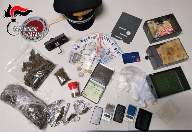 Teneva la “merce” in una cassaforte segreta: arrestato