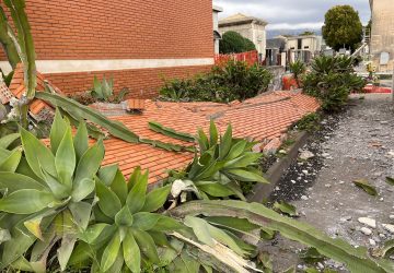 Crolla parte di una capella del cimitero di Giarre e trionfa lo scaricabarile