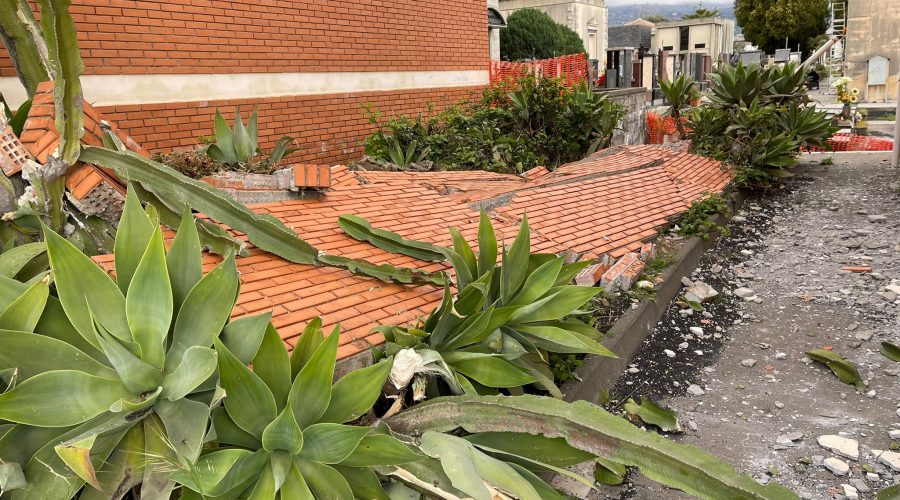 Crolla parte di una capella del cimitero di Giarre e trionfa lo scaricabarile