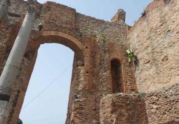 Taormina, tecnici rocciatori al lavoro per pulire Teatro Antico