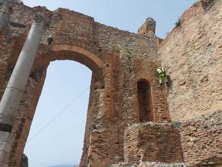 Taormina, tecnici rocciatori al lavoro per pulire Teatro Antico