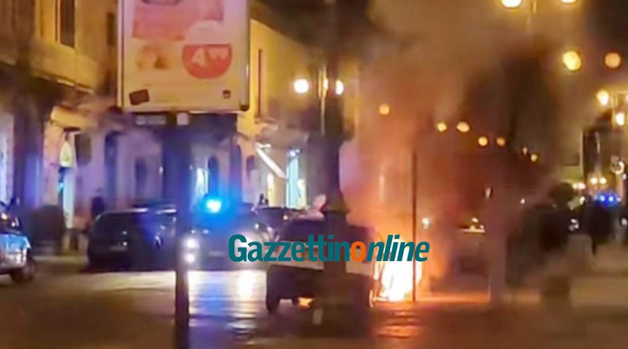 Giarre, a fuoco Fiat Punto, in via Callipoli
