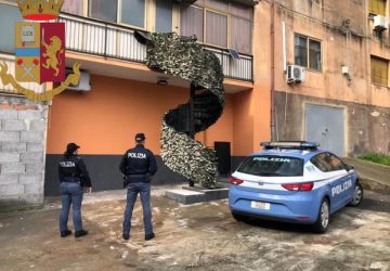 Litiga con i cond&ograve;mini per l&rsquo;ascensore e si costruisce una scala abusiva