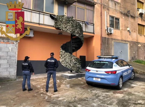 Litiga con i condòmini per l’ascensore e si costruisce una scala abusiva