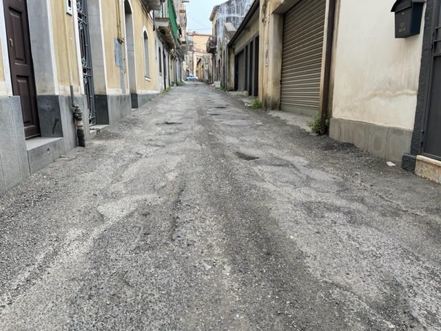 Giarre, via Gentile ridotta a trazzera