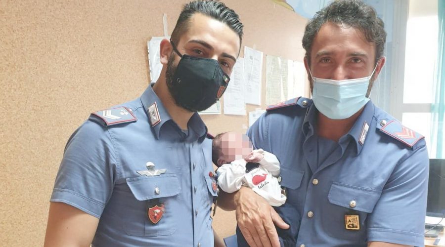 Rinvenuto neonato abbandonato in una cesta con il cordone ombelicale ancora presente