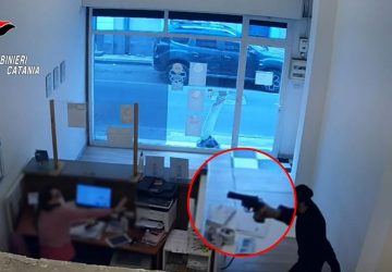 Rapinano un negozio a mano armata: 3 arresti ad Aci Sant&rsquo;Antonio VIDEO