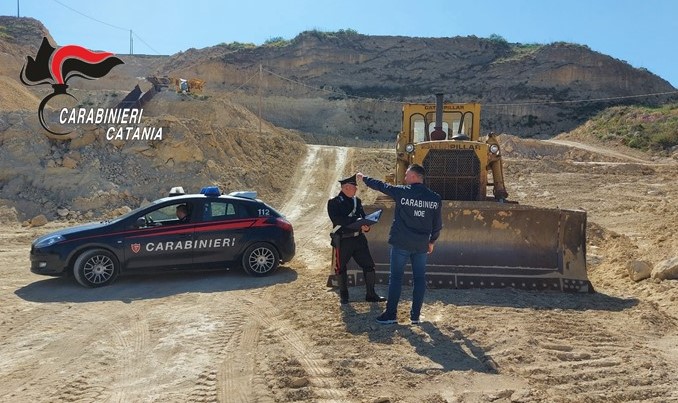 Sequestro di una cava abusiva attiva su un’area parzialmente vincolata