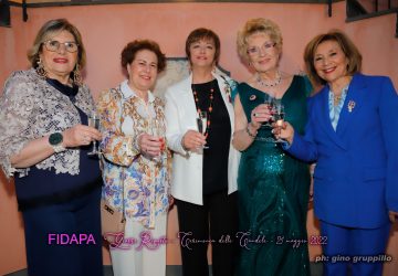 Serata intensa ed emozionante per la cerimonia delle Candele della Fidapa Giarre Riposto