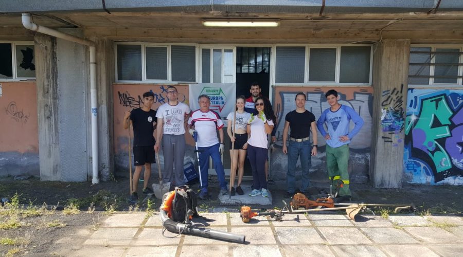 Giarre, volontari ripuliscono lo stadio di atletica invaso dalle erbacce