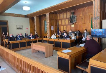 Passano in Consiglio le variazioni in Bilancio. L'opposizione non si presenta in aula.