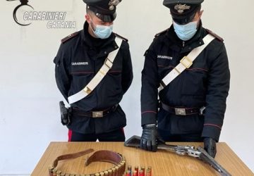 Minaccia uomo con fucile per futili motivi: arrestato