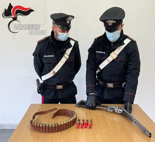 Minaccia uomo con fucile per futili motivi: arrestato