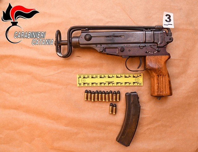 Rinvenute oltre 400 cartucce e una pistola mitragliatrice “Skorpion”: un denunciato